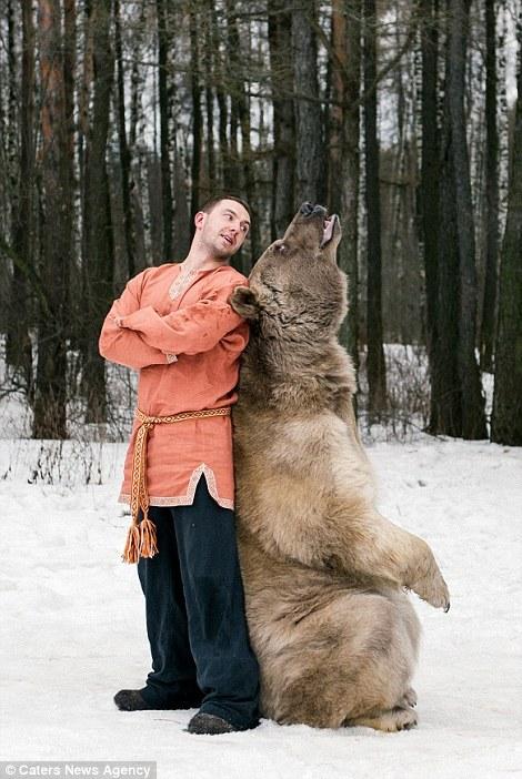 “明星”棕熊與性感女模擺拍 盡顯紳士風(fēng)度 “明星”棕熊與性感女模擺拍 盡顯紳士風(fēng)度