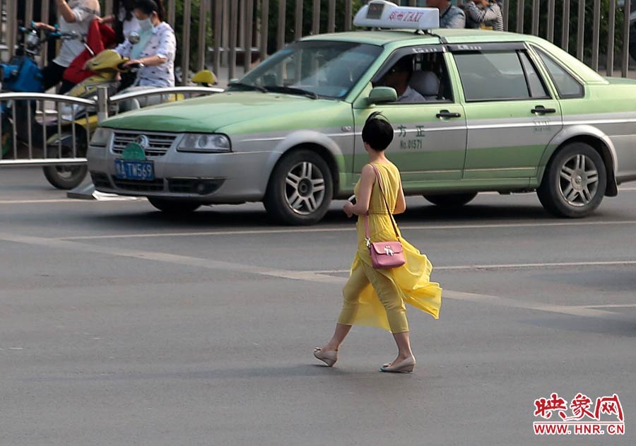 飄逸的長裙，在街頭很吸引眼球