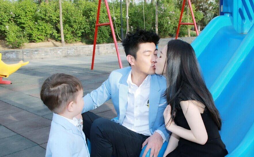 霍思燕與老公親吻,兒子看呆?；羲佳喔窖?“超級愛你們!520快樂!”