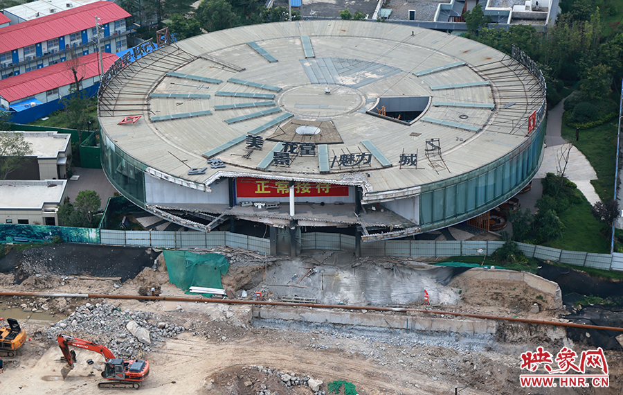 售樓部被拆掉一個(gè)角，仍在正常使用