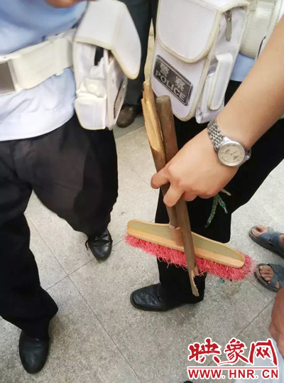 老太從環(huán)衛(wèi)工手中奪過掃帚，用腳踩斷，用力向環(huán)衛(wèi)工人的手上和腿上敲去。