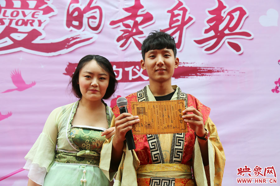 現(xiàn)場的8名男子異口同聲地表示，如違反此契約，可以接受處以極刑。