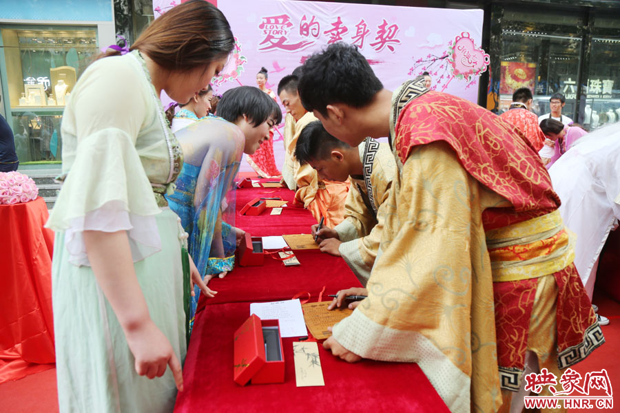 在“月老”的見證下，8名男子簽下代表真摯愛情的“賣身契”。