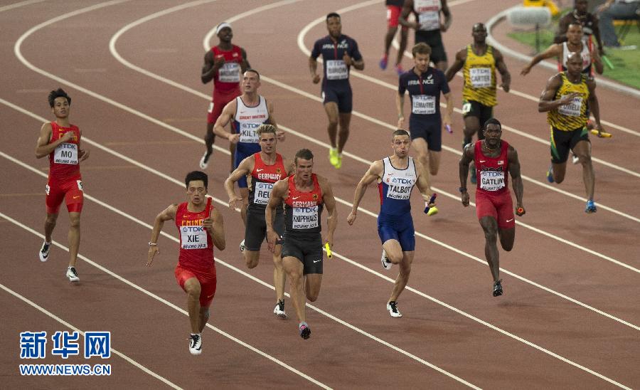 中國(guó)隊(duì)選手謝震業(yè)（左前）在比賽中。