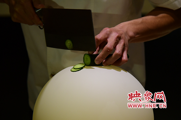 在面團(tuán)氣球上切菜。