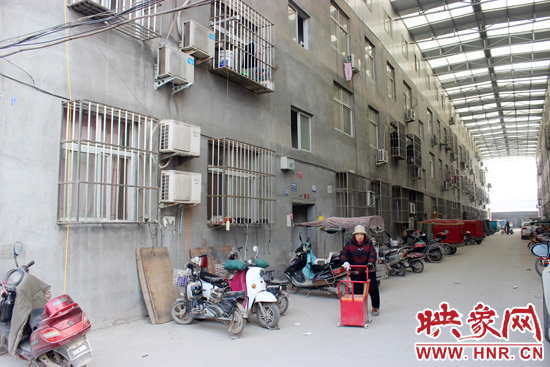 三棟居民樓沒有任何手續(xù)，沒有房產(chǎn)證，售價(jià)超級(jí)低。