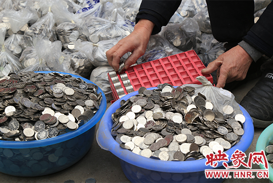 這筆“巨資”大部分已被員工清點(diǎn)好，都是1元硬幣，每500元用一小袋裝起來(lái)。