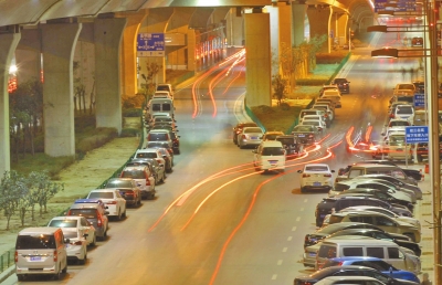 北三環(huán)橋下夜里成了停車場