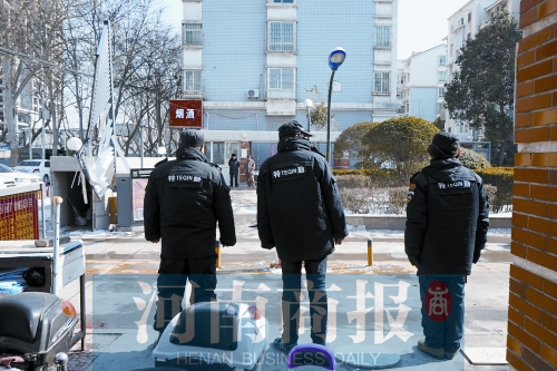 小區(qū)門口有兩撥保安把門，分屬不同的物業(yè)公司