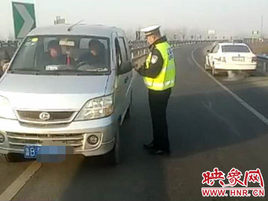 2月3日，一名男子因錯(cuò)過了路口不顧自身安全竟然在高速上逆行，被焦作高速交警逮個(gè)正著。