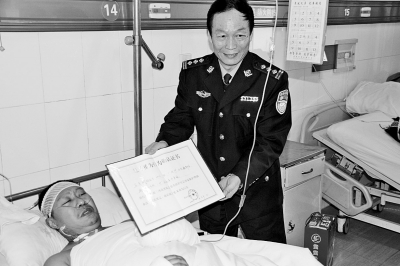 安陽(yáng)三市民阻止行竊受重傷 獲得“見(jiàn)義勇為”認(rèn)定