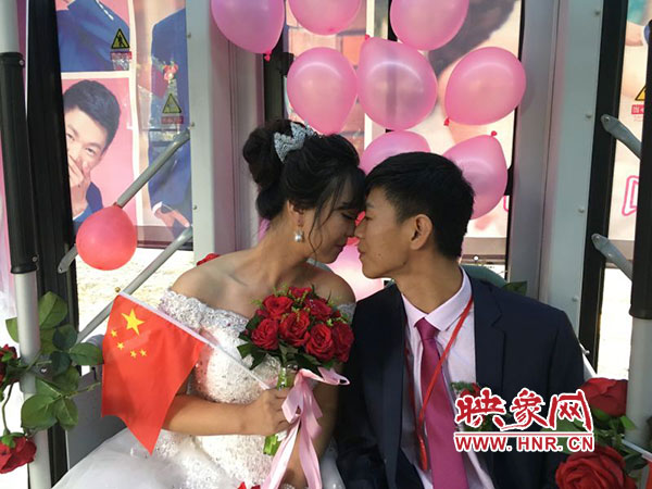 鄭州公交車長(zhǎng)駕駛公交車迎娶新娘 鄭州公交車長(zhǎng)駕駛公交車迎娶新娘