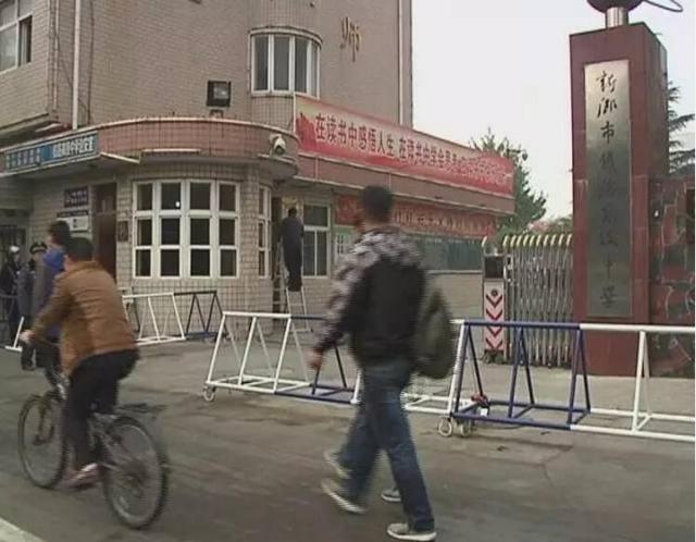 新鄉(xiāng)鐵一中變態(tài)“色魔”被抓 學(xué)校給民警送錦旗