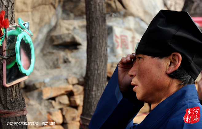 在一個(gè)下著雨的傍晚，他的行李被兩個(gè)五大三粗的壯漢，扔出了工棚。他于是一路南下，沿路打聽著少林寺，來到登封，打算學(xué)得一兩手功夫，回去報(bào)仇。在少林寺附近徘徊數(shù)日，因無人引薦，花光了身上所有的錢，也沒能進(jìn)入少林寺。