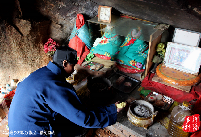 山上很少見到陌生人，所有的出家人也都有自己的生活。誦經(jīng)焚香，成了老崔的日常。