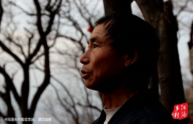 不過老崔對鄰居卻有著十分的不屑，平日里他們的生活，主要是自己種植的蔬菜和野菜，偶爾有山下香客的供奉。而鄰居卻經(jīng)常揀一些驢友丟棄的物品，飲料瓶，塑料紙，或者其它的物品。