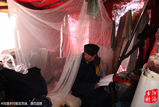 鄰居因?yàn)榱獯?，弄壞了他幾根肋骨，他要求鄰居一萬塊錢賠償，經(jīng)有關(guān)部門協(xié)調(diào)，最終以八千塊錢了結(jié)。老崔理直氣壯的說：這不是對我的賠償，這是褻瀆女媧娘娘的懲罰。