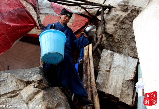 老崔居住的地方?jīng)]有通電，有了手機(jī)之后，就多了一項(xiàng)差事，隔天需要下山找地方給手機(jī)充電。一年多來，經(jīng)常上山下山，加上誦經(jīng)燒香，老崔的身體硬朗了很多，山路上行走，甚至比途經(jīng)的驢友更加迅速。