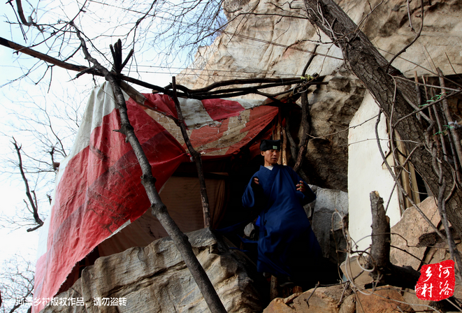 那個(gè)打斷老崔肋骨的道友搬走了，此刻半山腰只剩下老崔一個(gè)人，除了山下的香客，也只有偶爾登山的驢友路過。老崔一副面帶微笑的慈祥模樣，也贏得香客好感，有山下香客邀請他春節(jié)下山過年，老崔有些糾結(jié)，對于香客的邀請，是去還是不去呢？