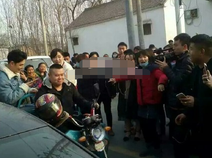 岳云鵬攜李詠回濮陽老家錄節(jié)目 整個(gè)村都轟動(dòng)啦