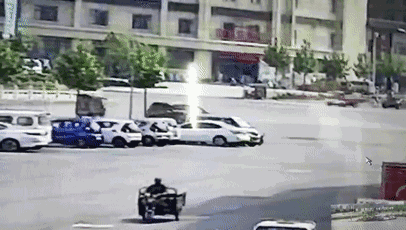 然而，這起看似簡單的交通事故，接下來發(fā)生的事兒，卻讓人感到驚奇。