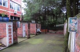 緊挨鐵山坪基地，有一條“迷你”街道，雖然簡陋，但尚未拆去的店鋪名稱顯出了曾經(jīng)的“繁華”。組圖/記者倪志剛