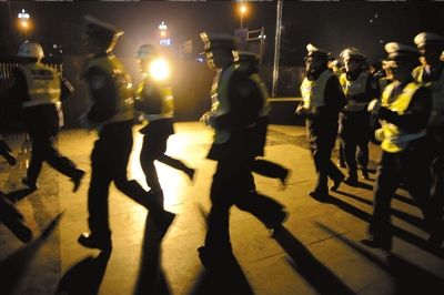 ▲涼山警方連夜出擊打拐。本報記者歐陽曉菲攝