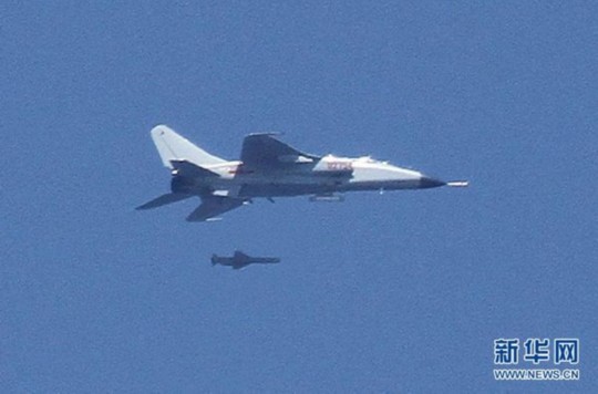 資料圖：中國飛豹戰(zhàn)機發(fā)射導(dǎo)彈，精確打擊海上目標(biāo)。