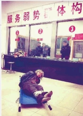 1月7日23點50分，長沙市救助管理站大廳，一名老年流浪者躺在擔(dān)架上，無助地看著記者。