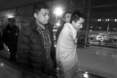 昨日，首都機(jī)場(chǎng)，跨國(guó)綁架勒索團(tuán)伙首犯中國(guó)籍男子奚某被押解回國(guó)。新京報(bào)記者 尹亞飛 攝