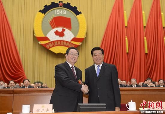 3月11日下午，全國(guó)政協(xié)十二屆一次會(huì)議在北京人民大會(huì)堂舉行第四次全體會(huì)議，俞正聲當(dāng)選政協(xié)第十二屆全國(guó)委員會(huì)主席。圖為政協(xié)第十一屆全國(guó)委員會(huì)主席賈慶林和俞正聲握手，表示祝賀。中新社發(fā) 廖攀 攝