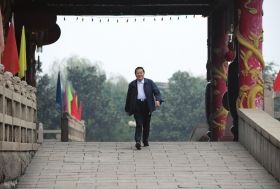 2008年10月30日清晨，吳仁寶在村中散步時從華西金塔門前走過。圖/新華社