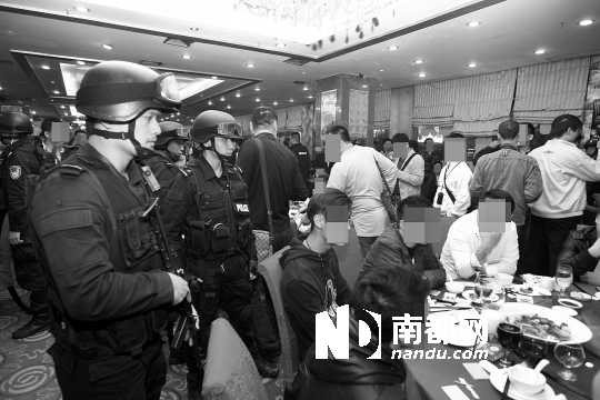 手持微沖、身穿防彈背心的警員進入酒樓進行調查。深圳警方供圖