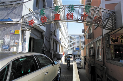 昨日，從事活禽宰殺的許某確認(rèn)為感染H7N9禽流感確診病例，其所工作的南京江寧區(qū)東新農(nóng)貿(mào)市場仍正常營業(yè)