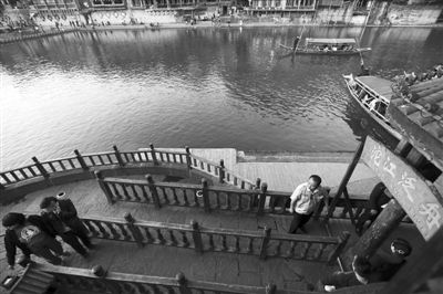 16日，湖南省長沙市，連日來，鳳凰景區(qū)游客稀少，商戶收入減少。