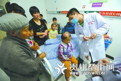 醫(yī)生為小麗作檢查。