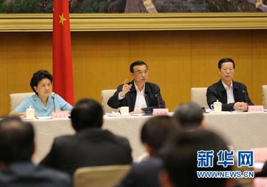 　5月13日，國(guó)務(wù)院召開全國(guó)電視電話會(huì)議，動(dòng)員部署國(guó)務(wù)院機(jī)構(gòu)職能轉(zhuǎn)變工作。中共中央政治局常委、國(guó)務(wù)院總理李克強(qiáng)發(fā)表講話。 新華社記者劉衛(wèi)兵 攝