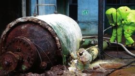 5月19日，中鹽湖南株洲化工集團(tuán)有限公司廠(chǎng)區(qū)，消防戰(zhàn)士穿著重型防化服對(duì)泄漏點(diǎn)及周?chē)M(jìn)行處置。圖/讀者高先生