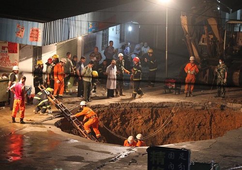 　圖為救援人員正在搜救。