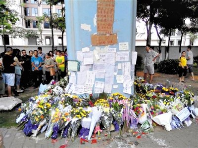 　昨日，廈門市民在BRT的橋墩下放上鮮花悼念逝者。新京報(bào)記者 郭鐵流 攝