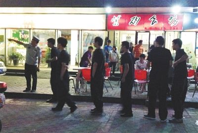 6月13日晚10點，朝陽區(qū)國美第一城附近，一名城管隊員帶領(lǐng)一隊協(xié)管例行巡查街邊大排檔。新京報記者 尹亞飛 攝