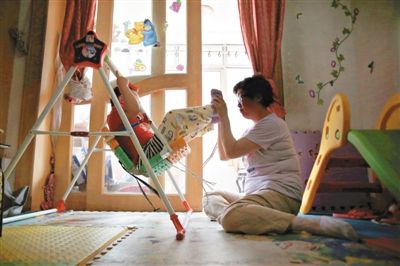 6月14日，未婚媽媽于軍的家里，她正在陪女兒悅悅玩耍。悅悅4歲了，因?yàn)闆]有爸爸的信息而始終上不了戶口。