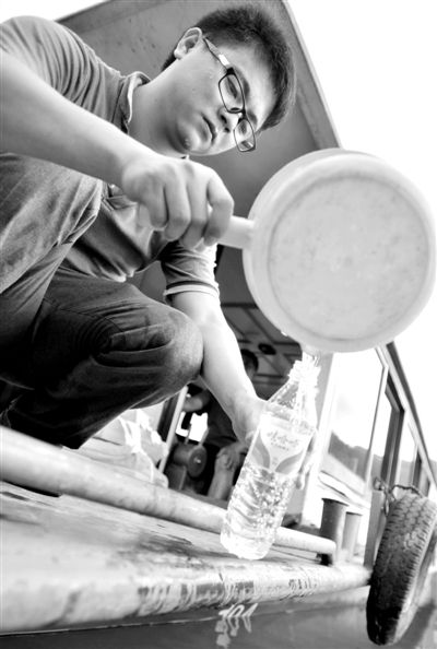 昨日，合面獅段水域，工作人員在取水檢測(cè)。據(jù)新華社