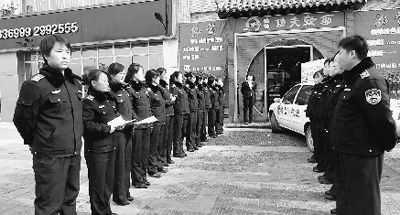 “列隊(duì)執(zhí)法”。