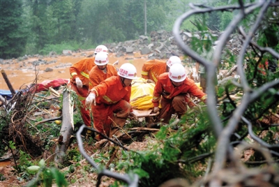 昨日，消防隊員在四川省都江堰市中興鎮(zhèn)三溪村滑坡現(xiàn)場運送遇難者遺體。新華社記者 薛玉斌 攝