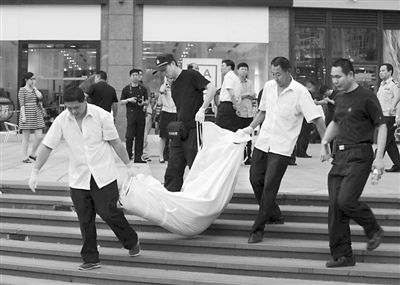 昨日,朝陽區(qū)青年路大悅城東側(cè),一男子持刀行兇致兩人死亡。經(jīng)初步審查,嫌疑人自稱孝某(男,27歲,山東省沂水縣人),有精神病。目前,北京警方正聯(lián)系兩名受害人的親友。新華社發(fā)