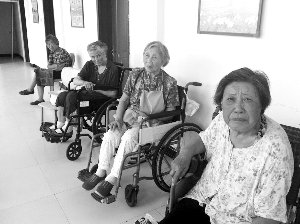 13個(gè)老人中，年齡最大的已經(jīng)99歲