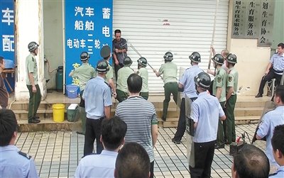 昨日，警方趕到現(xiàn)場制服嫌疑人何某。