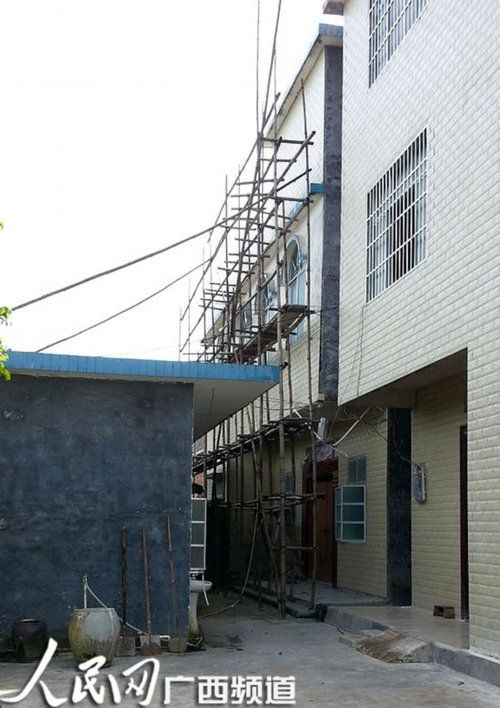 何某某的家門(mén)緊鎖，23日晚家人連夜搬家，現(xiàn)在去向不明