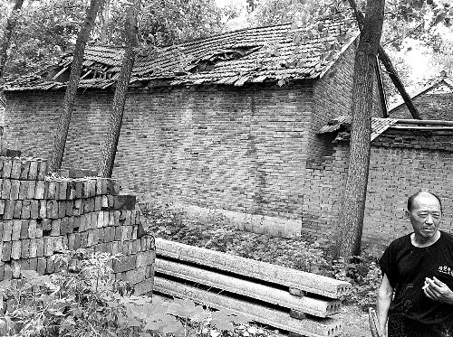 嫌疑人父母時(shí)常外出反映問(wèn)題，家里的房子已破爛不堪。